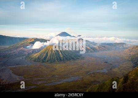Mont Bromo, moutain et volcan actif fugeant dans le parc national de Tengger Semeru, Java au lever du soleil, Indonésie Banque D'Images