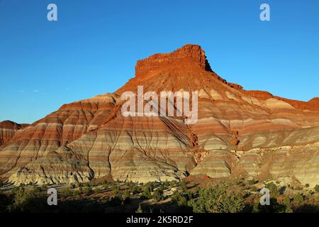 Montagne rayée sur ciel bleu - Old Paria Movie Set, Utah Banque D'Images