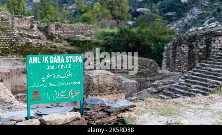 Amluk dara stupa dans la vallée de Swat avec un panneau en anglais et traduction urdu. Il est censé être construit dans le 2nd-9th ce selon les Banque D'Images