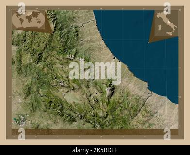 Abruzzes, région d'Italie. Carte satellite basse résolution. Lieux des principales villes de la région. Cartes d'emplacement auxiliaire d'angle Banque D'Images