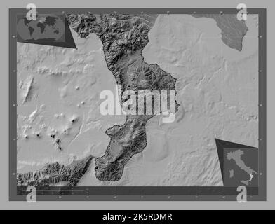 Calabre, région de l'Italie. Carte d'altitude à deux niveaux avec lacs et rivières. Lieux des principales villes de la région. Cartes d'emplacement auxiliaire d'angle Banque D'Images