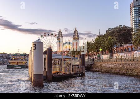 Milsons point Wharf devant Luna Park à Sydney au crépuscule Banque D'Images