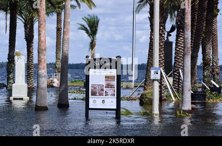 Sanford, États-Unis. 09th octobre 2022. Veterans Memorial Park est vu inondé à la promenade de Sanford Riverwalk alors que la rivière St. John's atteint un stade majeur d'inondation, causant la rupture du lac Monroe au mur de la mer à la suite de l'ouragan Ian dans le centre-ville de Sanford. On s'attend à ce que la rivière Saint-Jean se cime ce soir avant de reculer lentement. Crédit : SOPA Images Limited/Alamy Live News Banque D'Images