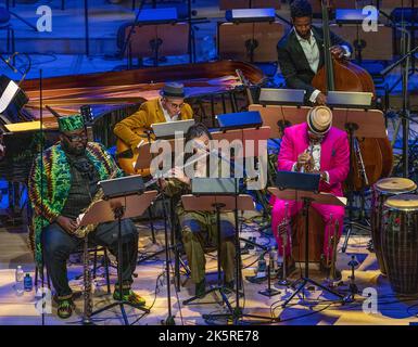 L'orchestre philharmonique de New York et l'ensemble d'âme Etienne Charles et créole se produisirent pendant la soirée d'ouverture au David Geffen Hall sur 8 octobre 2022 Banque D'Images