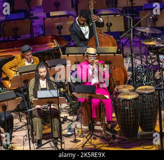 L'orchestre philharmonique de New York et l'ensemble d'âme Etienne Charles et créole se produisirent pendant la soirée d'ouverture au David Geffen Hall sur 8 octobre 2022 Banque D'Images