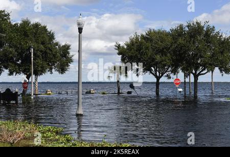 Sanford, États-Unis. 09th octobre 2022. Les inondations de la rue sont considérées comme le fleuve St. John's atteint un stade majeur d'inondation, ce qui a entraîné le lac Monroe à briser le mur de la mer à la suite de l'ouragan Ian dans le centre-ville de Sanford. On s'attend à ce que la rivière Saint-Jean se cime ce soir avant de reculer lentement. (Photo de Paul Hennessy/SOPA Images/Sipa USA) crédit: SIPA USA/Alay Live News Banque D'Images