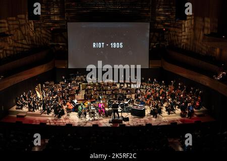 L'orchestre philharmonique de New York et l'ensemble d'âme Etienne Charles et créole se produisirent pendant la soirée d'ouverture au David Geffen Hall sur 8 octobre 2022 Banque D'Images