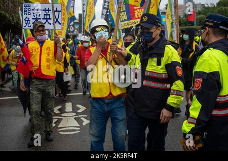 Taipei. 10th octobre 2022. La troisième Alliance du Parti de la Force 333 et d'autres groupes de miliciens protestent pendant la journée nationale à Taipei, Taïwan le 10/10/2022 les manifestants ont demandé au président au pouvoir Tsai Ing-wen de démissionner, Et s'est exprimé contre la coopération du Parti démocratique avec les États-Unis et la volonté d'indépendance de Taiwan. Par Wiktor Dabkowski Credit: dpa/Alay Live News Banque D'Images