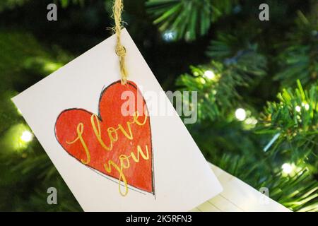 Je vous aime carte postale sur l'arbre de Noël. Cartes postales et lanternes sur l'arbre de Noël pour le message de vacances.nouvel an Banque D'Images
