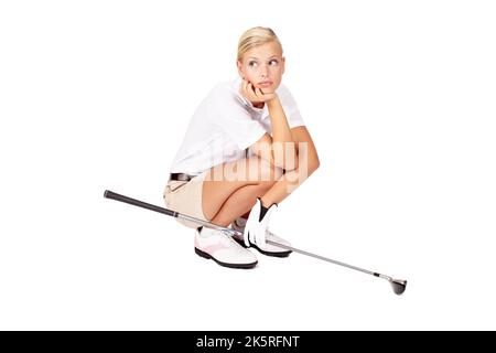 Je me demande où ce ballon aurait pu être allé. Plein studio photo d'une golfeuse lasse avec son club de golf isolé sur blanc. Banque D'Images