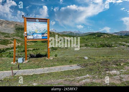 Sunshine Village (Alberta) - 7 août 2022 : carte des sentiers au sommet du télésiège Standish de Sunshine Village en été Banque D'Images