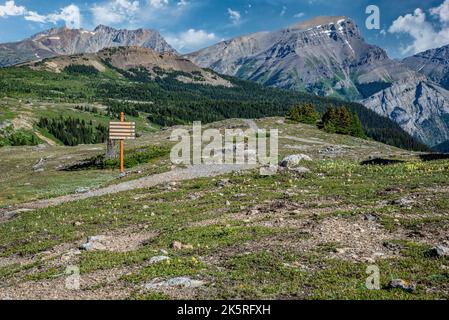 Sunshine Village, Alberta - 7 août 2022 : affiche indiquant les indications pour les pistes de ski à Sunshine Village, Alberta, en été Banque D'Images