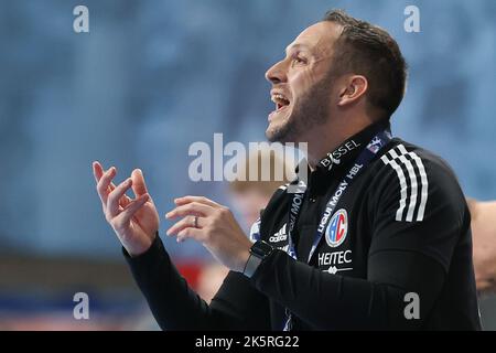 Nuremberg, Allemagne. 06th octobre 2022. Handball: Bundesliga, HC Erlangen - Bergischer HC, Matchday 7 à l'Arena Nürnberger Versicherung. L'entraîneur d'Erlangen Raul Alonso fait des gestes sur la touche. Credit: Daniel Karmann/dpa/Alay Live News Banque D'Images