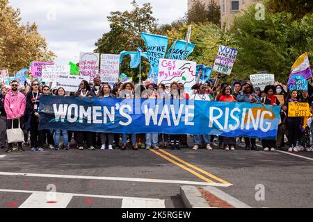 Washington, États-Unis. 08th octobre 2022. La bannière principale de la Marche des femmes pour les droits en matière de reproduction à Washington. La marche a été l'événement phare d'une manifestation nationale de la « vague des femmes » dans des centaines de villes des États-Unis. La Marche des femmes a organisé les manifestations en réponse à l'avis Dobbs c. JWHO de la Cour suprême, qui a renversé Roe c. Wade, éliminant le droit fédéral à l'avortement. Crédit : SOPA Images Limited/Alamy Live News Banque D'Images