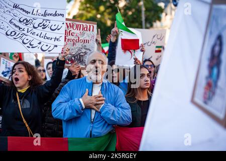 Washington, États-Unis. 08th octobre 2022. Un homme chante avec enthousiasme avec d'autres manifestants lorsqu'ils marchent vers le Washington Monument pour Mahsa Amini, la jeune femme qui est décédée le mois dernier en détention de la police de moralité iranienne. Des manifestations ont eu lieu tous les jours en Iran depuis que le décès de l'enfant de 22 ans est devenu public à la mi-septembre. Crédit : SOPA Images Limited/Alamy Live News Banque D'Images