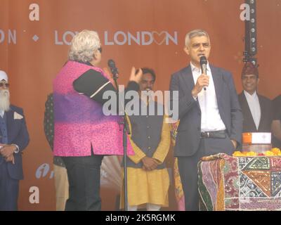 Trafalgar Square, Londres, WC2N 5DN, Royaume-Uni. 9 octobre 2022. Le festival annuel de Diwali on the Square de Londres a commencé par des dignitaires en vedette, dont le maire de Londres, Sadiq Khan, l'ambassadeur népalais au Royaume-Uni, S.E. Gyan Chandra Acharya, Et le Haut-commissaire indien Ranjan Mafai, ainsi que les chorégraphes Marzi Pestonji et Shiamak DaVaR, ont tous pris la parole devant des foules enthousiastes qui se rassemblent sur la place historique Trafalgar de Londres. Crédit : ©Julia Mineeva/EGBN TV News/Alay Live News Banque D'Images