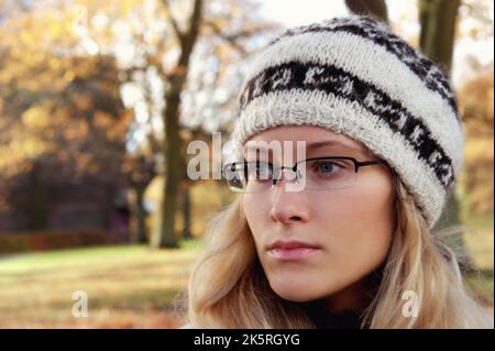 Il fait froid dehors. Gros plan d'une belle jeune femme à l'extérieur en automne. Banque D'Images