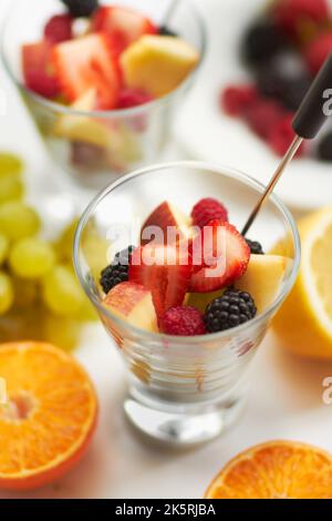 Maintenant c'est délicieux. Photo encore vivant de délesrets de fruits mélangés. Banque D'Images