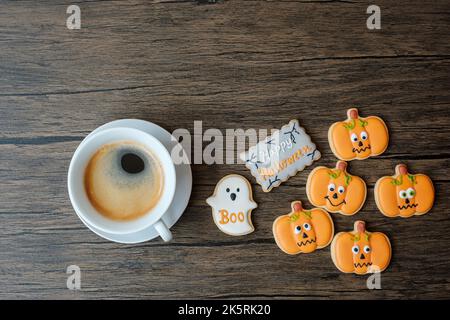 tasse à café et biscuits amusants pour Halloween. Joyeux jour d'Halloween, astuce ou menace, Bonjour octobre, automne automne automne, traditionnel, concept fête et vacances Banque D'Images