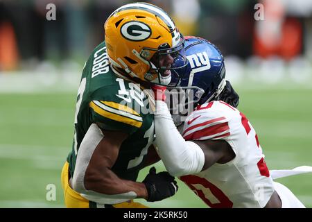 Londres, Royaume-Uni. 9th octobre 2022 ; Stade Tottenham Hotspur. Tottenham, Londres, Angleterre; NFL UK football, New York Giants versus GreenBay Packers: New York Giants défensive Back Darnay Holmes (30) Tackles Green Bay Packers Wide Receiver Randall Cobb (18) Credit: Action plus Sports Images/Alay Live News Banque D'Images