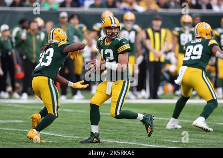 Londres, Royaume-Uni. 9th octobre 2022 ; Stade Tottenham Hotspur. Tottenham, Londres, Angleterre; NFL UK football, New York Giants versus GreenBay Packers: Quarterback des Green Bay Packers Aaron Rodgers (12) avec un faux transfert à Green Bay Packers en cours de retour Aaron Jones (33) Credit: Action plus Sports Images/Alay Live News Banque D'Images