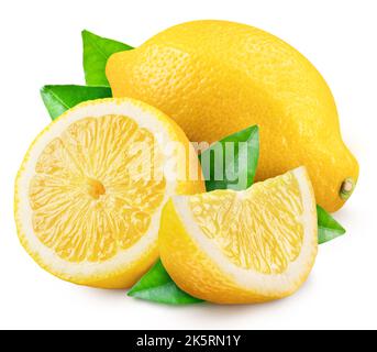 Citron mûr avec des tranches de citron et des feuilles sur fond blanc. Le fichier contient un chemin d'écrêtage. Banque D'Images