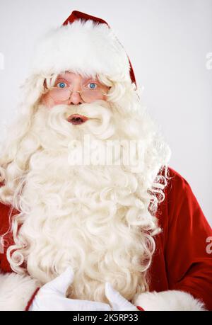 Père Noël surprise. Gros plan de Santa tenant son ventre et regardant surpris - isolé. Banque D'Images