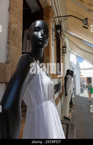 Mannequins en vêtements nationaux grecs en magasin dans la rue de la vieille ville de Lindos, Rhodes, Grèce. Photo de haute qualité Banque D'Images