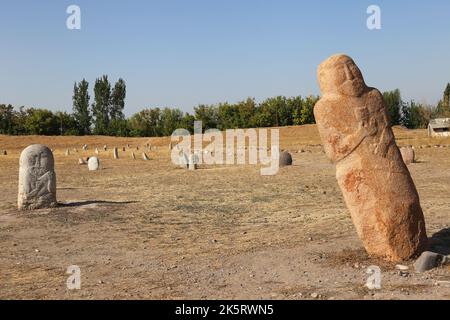 Balbales Turques (marqueurs de sépulture en pierre), jardin de pierres, site de la tour Burana, vallée de Chui, région de Chui, Kirghizistan, Asie centrale Banque D'Images