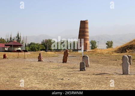 Jardin de pierres et tour de Burana, vallée de Chui, région de Chui, Kirghizistan, Asie centrale Banque D'Images