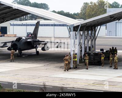 Un chasseur à réaction italien Tornado lors d'un exercice d'entraînement de l'Armée de l'Air française dans le cadre de la VOLFA 2022 à la base militaire du Mont-de-Marsan sur 6 octobre 2022. Un exercice d'entraînement, mené de 26 septembre à 14 octobre 2022 à partir du BA 118 de Mont-de-Marsan VOLFA, permet la préparation d'opérations de haute intensité de la Force aérienne et de l'espace en collaboration avec 7 nations alliées (américain, canadien, émirati, espagnol, grec, Italien et portugais) qui participent au scénario. Photo de Herve Lequeux/ABACAPRESS.COM Banque D'Images