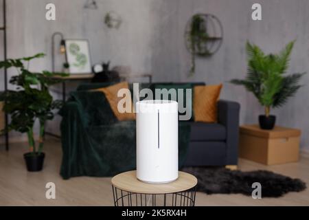 humidificateur d'air blanc dans la salle de séjour avec intérieur scandinave moderne Banque D'Images