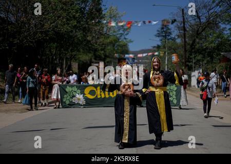 Villa général Belgrano, Argentine. 09th octobre 2022. Susi Schlotzer (l) et Agostina Poloni Lüders marchent avec des steins de bière à la parade des collectivités lors de l'édition 59th de l'Oktoberfest. Schlotzer est l'un des principaux interprètes depuis 43 ans, tandis que Lüders participe pour la première fois au défilé. Crédit : Diego Lima/telam/dpa/Alay Live News Banque D'Images