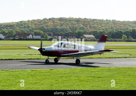 Piper PA-28-161 Cherokee Warrior II à Wellesbourne Airfield, Warwickshire, Royaume-Uni (G-CJLI) Banque D'Images