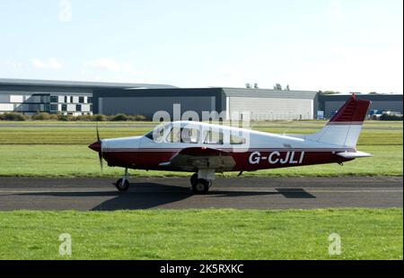 Piper PA-28-161 Cherokee Warrior II à Wellesbourne Airfield, Warwickshire, Royaume-Uni (G-CJLI) Banque D'Images