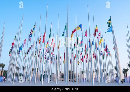 Le Flag Plaza affiche 119 drapeaux de pays avec des missions diplomatiques autorisées Banque D'Images