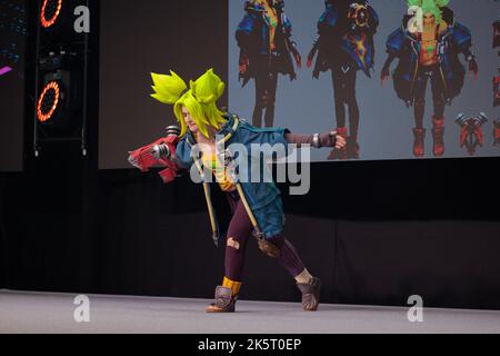 Pologne, Poznan - 09 octobre 2022: Arène de jeux de Poznan, un salon de jeux vidéo. Cosplay Nouveau héros Nouvelle Ligue des légendes héros Zeri. Banque D'Images