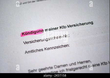 Hambourg, Allemagne. 27th septembre 2022. Une application pour annuler l'assurance automobile est sur une table. Credit: Jonas Walzberg/dpa/Alay Live News