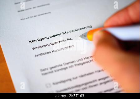 Hambourg, Allemagne. 27th septembre 2022. Une personne remplit une demande pour annuler l'assurance automobile. Credit: Jonas Walzberg/dpa/Alay Live News