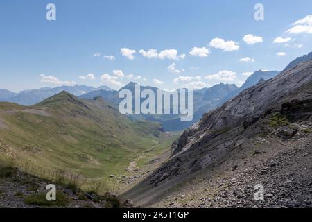 Montagnes dans les vallées de l'ouest des Pyrénées dans le nord de l'Espagne. Huesca, Aragon, Espagne. Banque D'Images