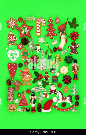 Arbre de Noël écologique décorations d'hiver nature flore, nourriture, symboles traditionnels sur fond vert. Grande collection de décorations rétro. Banque D'Images