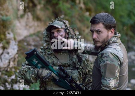 l'équipe des soldats des opérations spéciales prépare l'équipement tactique et de communication pour la bataille d'action. Une équipe de tireurs sur de longues distances vérifie l'action de l'équipement Banque D'Images