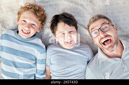 Un père amoureux et insouciant d'en haut se détendant avec ses jolis petits fils joueurs. Bonne liaison de la famille caucasienne. Les enfants sont joyeux et passent de la qualité Banque D'Images