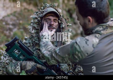 l'équipe des soldats des opérations spéciales prépare l'équipement tactique et de communication pour la bataille d'action. Une équipe de tireurs sur de longues distances vérifie l'action de l'équipement Banque D'Images