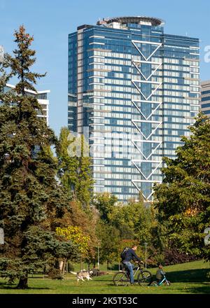 Les immeubles de bureaux du Millennium Centre ont été acquis par le Groupe belge KBC N.V. et les gens lors d'une journée à South Park dans le centre-ville de Sofia, Bulgarie, UE Banque D'Images