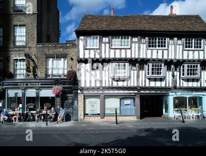 Les habitants de la région s'assoient à l'extérieur d'un pub pour boire de l'alcool lors d'une chaude journée d'été, Bridge Street, Cambridge, Angleterre. Banque D'Images