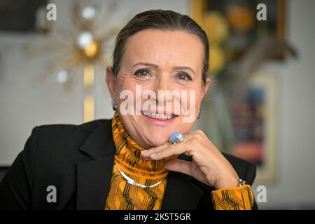 Prague, République tchèque. 04th octobre 2022. Office de régulation de l'énergie l'ancien chef et candidat à la présidence, Alena Vitaskova, pose sur 4 octobre 2022, à Prague, en République tchèque. Crédit : vit Simanek/CTK photo/Alay Live News Banque D'Images