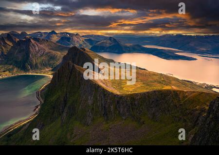 Coucher de soleil au-dessus de la montagne Husfjellet sur l'île Senja, dans le nord de la Norvège Banque D'Images