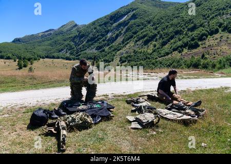 l'équipe des soldats des opérations spéciales prépare l'équipement tactique et de communication pour la bataille d'action. Une équipe de tireurs sur de longues distances vérifie l'action de l'équipement Banque D'Images