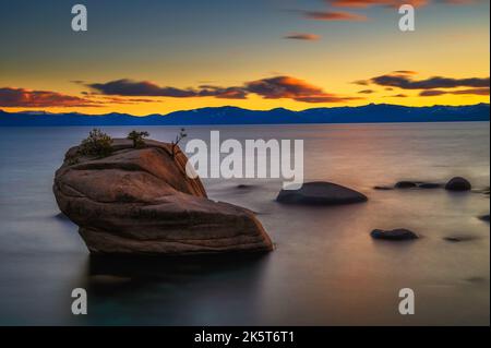 Coucher de soleil spectaculaire sur le rocher Bonsai du lac Tahoe, Nevada Banque D'Images